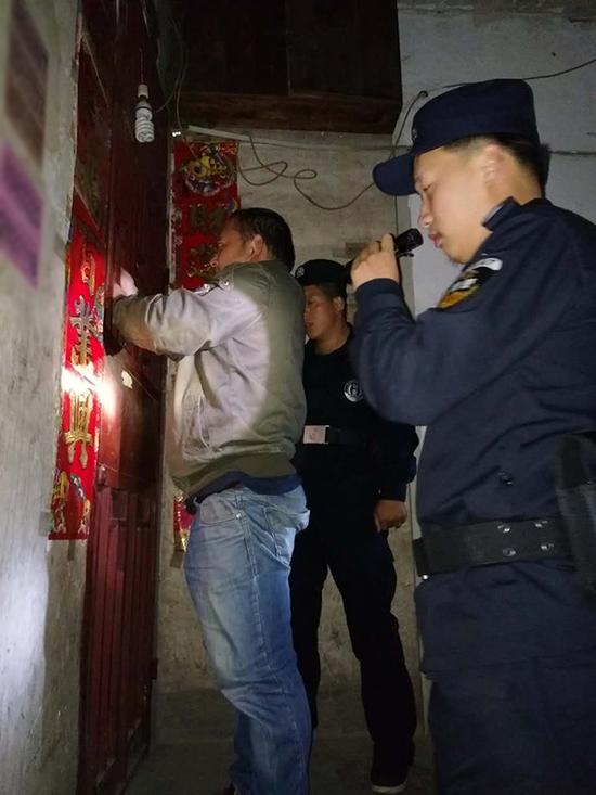 莆田粗心妈妈误将幼女锁家中 民警全城寻开锁师傅开门